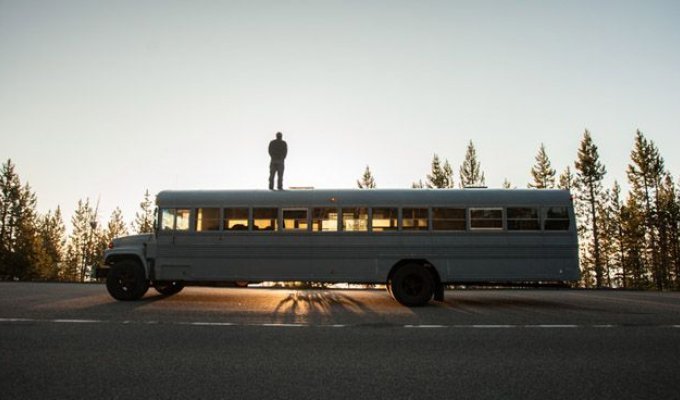 Молодой архитектор сделал из школьного автобуса дом на колесах (6 фото + 2 гифки + 2 видео)