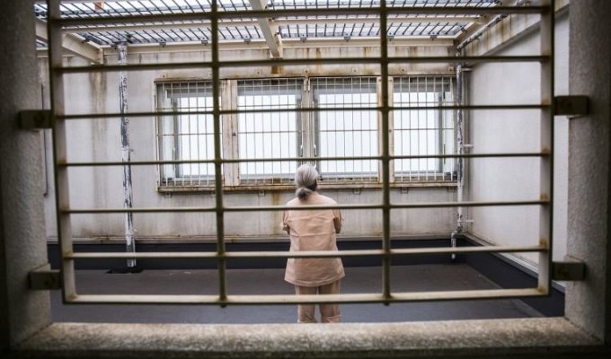 В Японии бедствующие старики воруют в надежде попасть в тюрьму (9 фото)