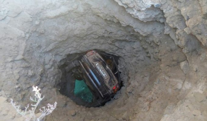 В Крыму автомобиль застрял в скале над морем (3 фото)