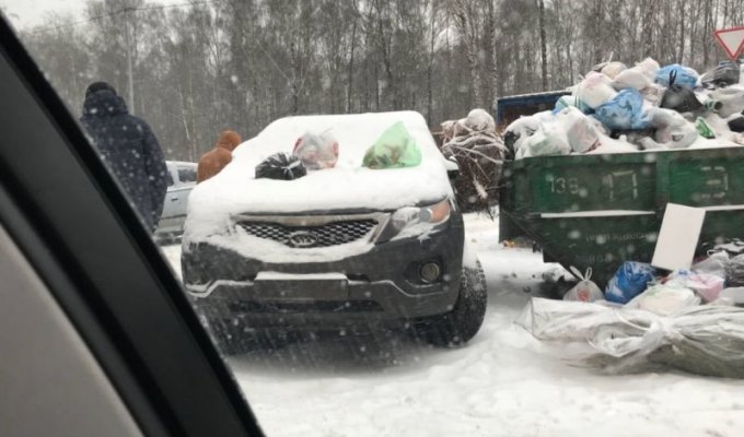 Месть унитазом: жильцы засыпали мусором неправильно припаркованный автомобиль (2 фото)