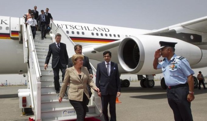 Ангела Меркель на борту рейсового самолета (8 фото)