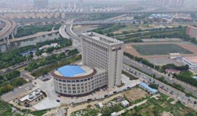 Здание китайского университета напомнило жителям страны большой унитаз (4 фото)
