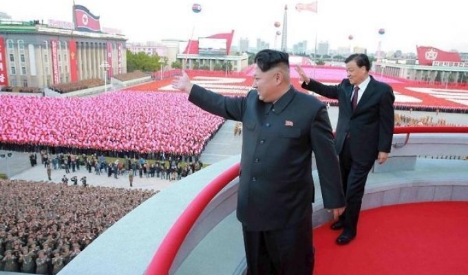 Тысячи солдат и техника стянуты к аэродрому в Пхеньяне для подготовки парада (7 фото)