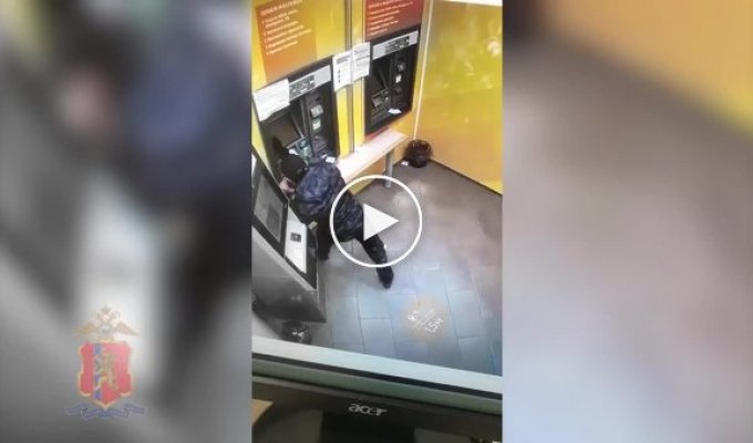 В Красноярске мужик что-то не поделил с банкоматом и накинулся на него со сковородой