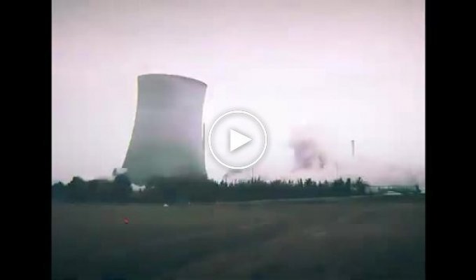 В Германии взорвали 2 башни АЭС
