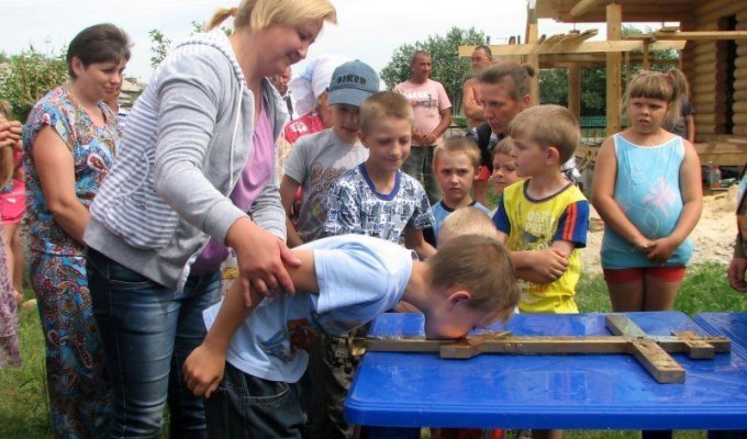 Почти 80% россиян высказались за лишение родительских прав тех, кто вовлекает своих детей в секты (7 фото)