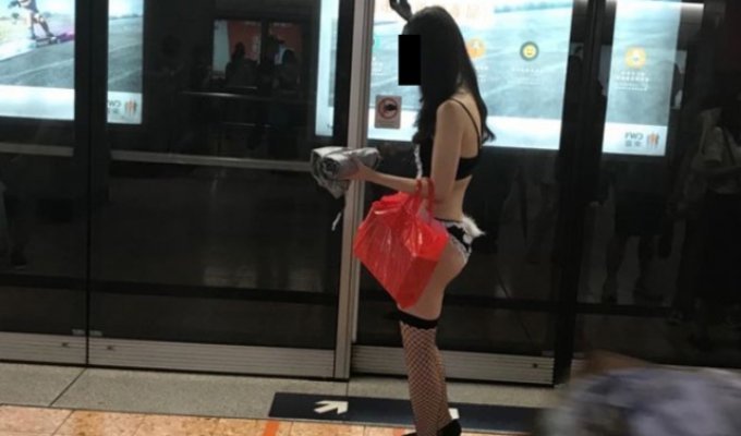 Раскованная девушка в метро Гонконга (7 фото)