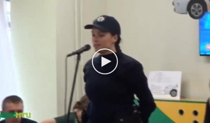 Полицейский Захарчук поет песню для детей