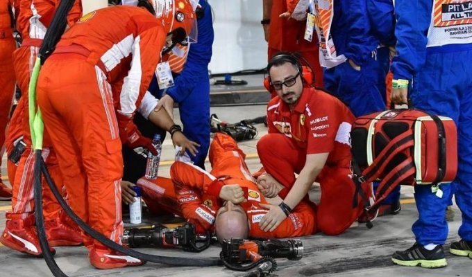 Формула-1: механик Ferrari получил перелом ноги во время пит-стопа (7 фото + 2 видео)