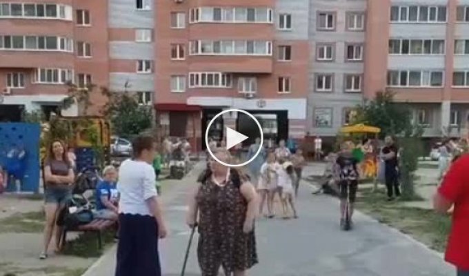 Бабуля прогоняет членов коммунистической партии, устроивших на улице акцию по привлечению внимания