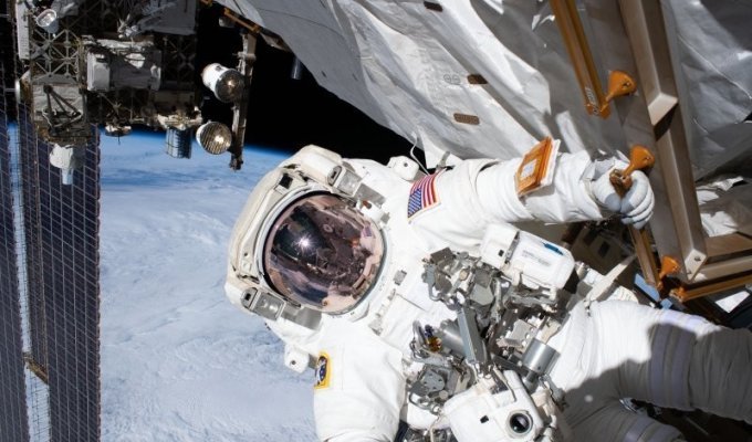 Ученые пытаются найти решение проблемы чистого белья астронавтов (1 фото)