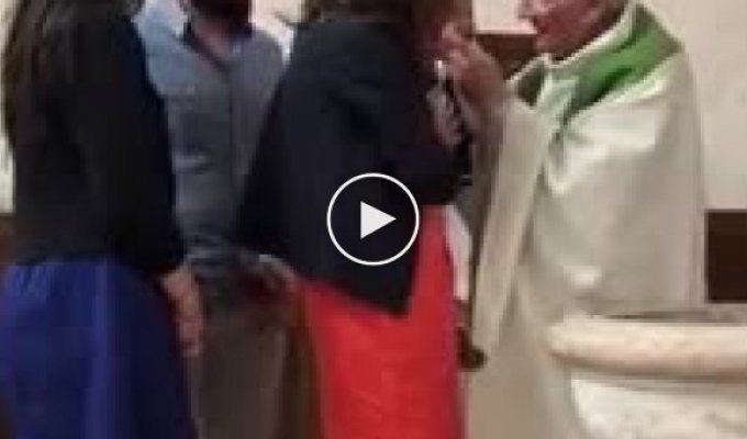 Католический священник ударил плачущего ребенка во время крещения