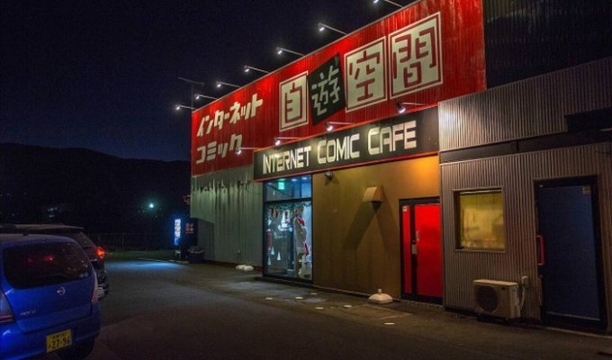 Ночевка в японском манга-кафе (21 фото)