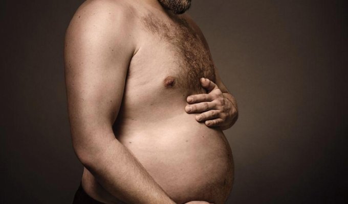 Мужчины с пивными животами в образе беременных мам, или первая правдивая реклама пива (3 фото)