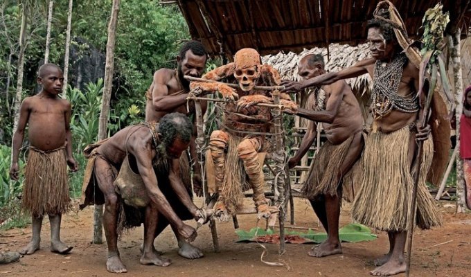Копчёные мертвецы из Новой Гвинеи (15 фото)