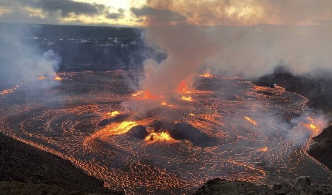 На Гавайях началось извержение одного из самых активных действующих вулканов на Земле (2 фото + 1 видео)