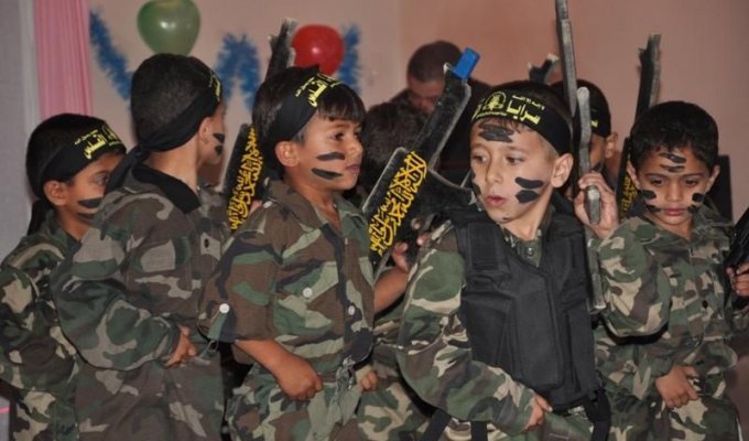 Военный утренник в палестинском детском саду (3 фото)