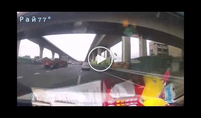 Водитель легковушки, потеряв управление, продемонстрировал невероятный «кульбит» на трассе в Китае