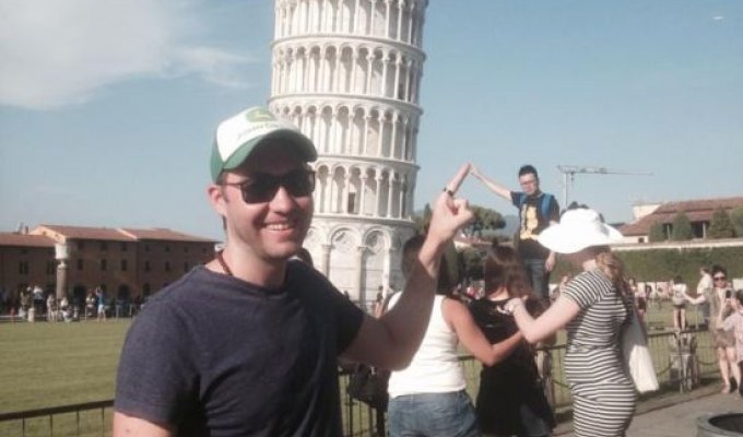 Парень троллит туристов у Пизанской башни (6 фото)