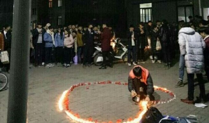 В Китае сотрудники университета сорвали признание в любви (4 фото)