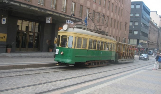 В Хельсинки такой трамвай ездит (2 фото)