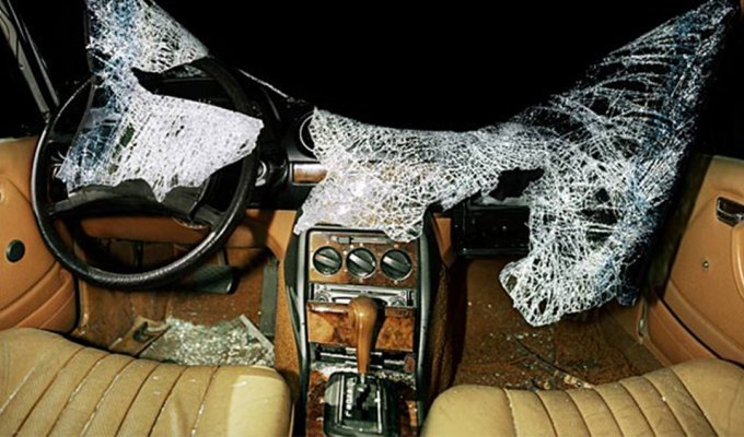 Внутри машин, разбившихся в страшных авариях (11 фото)