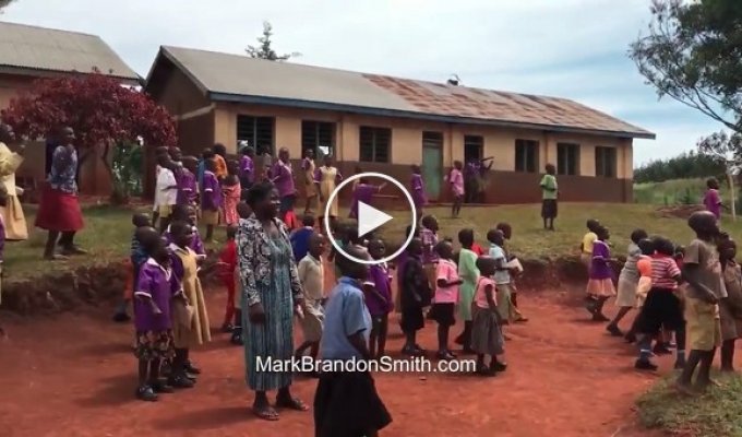 Африканские дети видят дрон первый раз в своей жизни