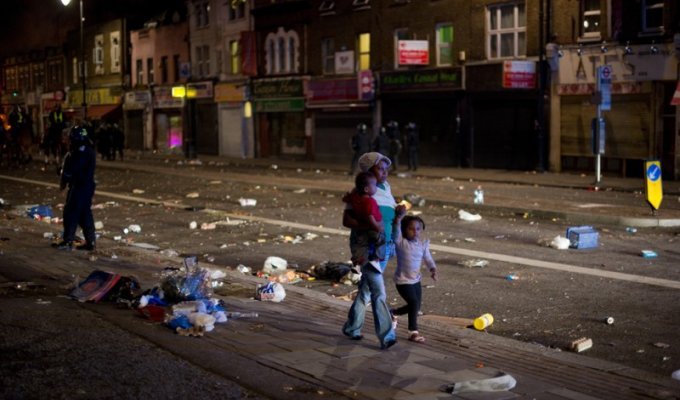 Массовые погромы и беспорядки в Лондоне (Часть 2) (26 фото)