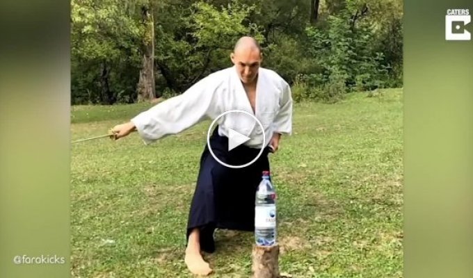 Мастер боевых искусств демонстрирует свои впечатляющие навыки