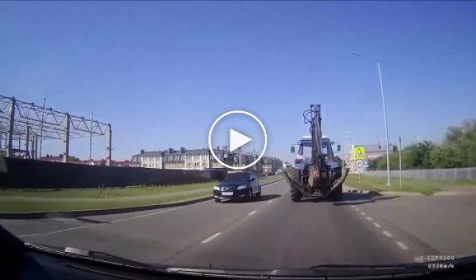 Досталось всем! Трактор потерял колесо в Белгородской области