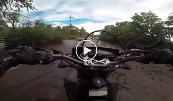Неудачная попытка преодолеть препятствие на мотоцикле