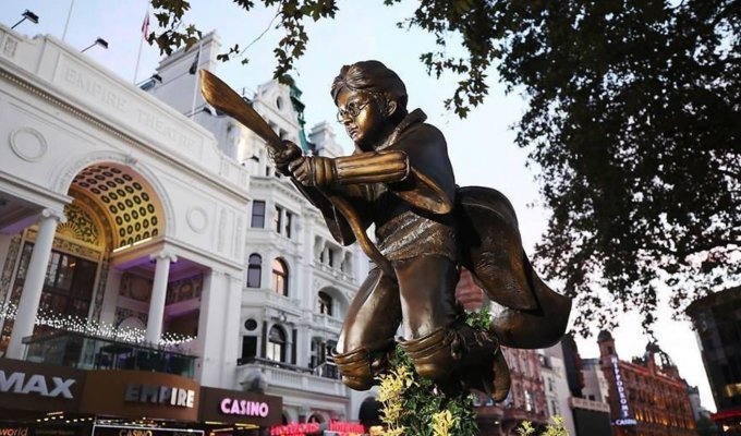 "Мальчик, который выжил": в Лондоне установили памятник Гарри Поттеру (8 фото)