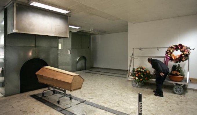 При попытке кремировать мужчину c ожирением сожгли крематорий (1 фото)