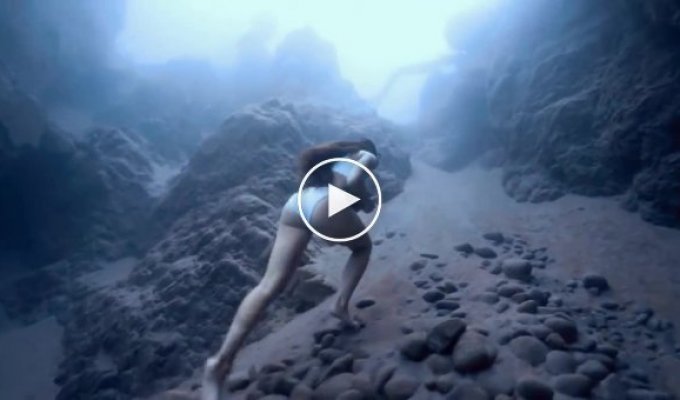Мировая рекордсменка по фридайвингу совершила забег с камнем по дну океана