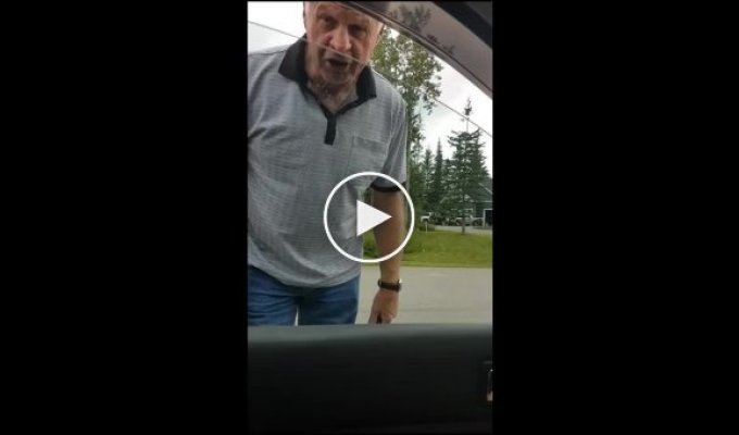Бешеный старик крушит стекла автомобиля металлическим прутом