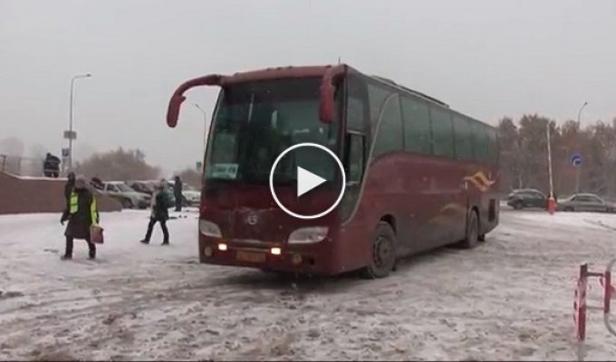На автовокзале в Челябинске автобус насмерть сбил девушку
