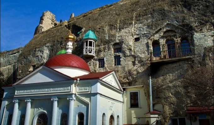 Свято-Клементьевский монастырь – обитель в скале (16 фото)