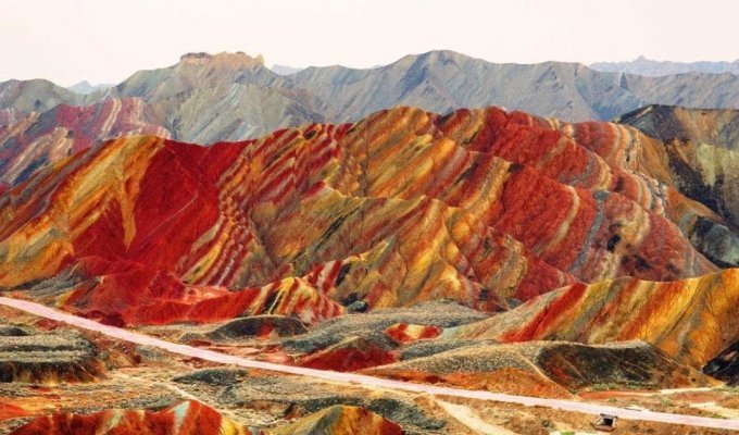 Радужные холмы Китая — одно из самых необычных мест планеты (18 фото)