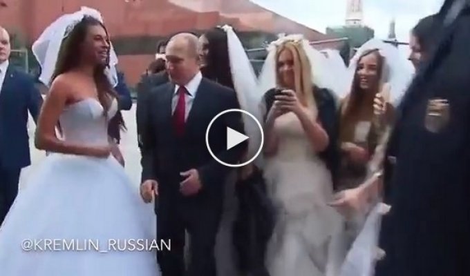 Невесты Путина с селфи на Красной площади оказались девушками из эскорта
