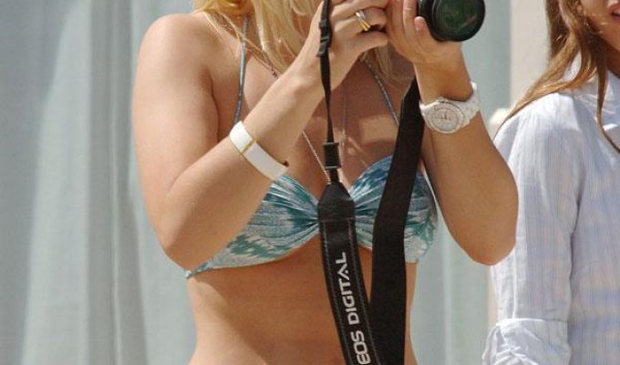 Elisha Cuthbert на пляже с фотоаппаратом (11 фото)