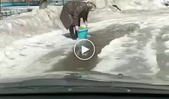 В Новотроицке из-за коммунальной аварии людям приходится набирать воду из луж