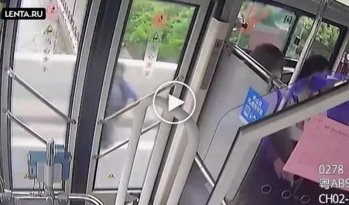 В Китае водитель автобуса спас женщину, которая с ребенком хотела прыгнуть с моста