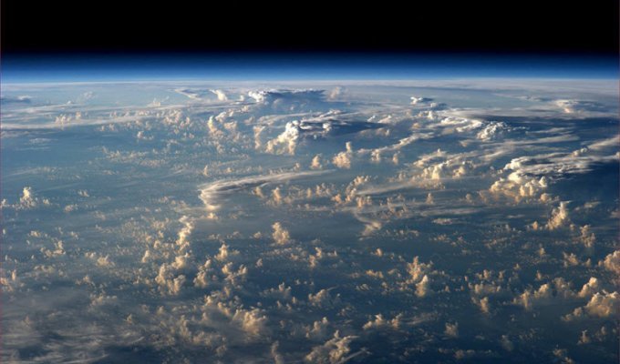 Фото из космоса: Многокилометровые тени облаков (6 фото)