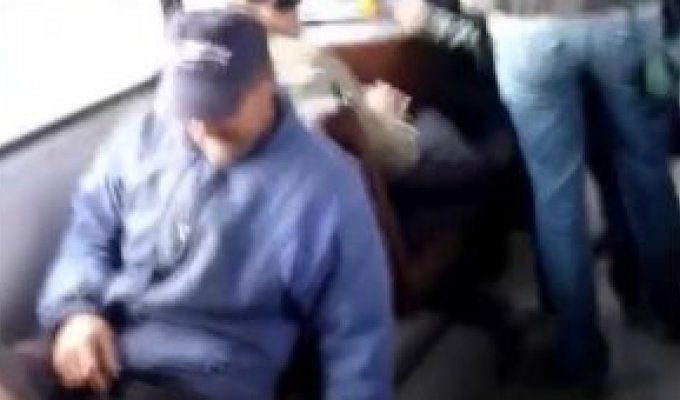 Пьяный мужик заснул в автобусе