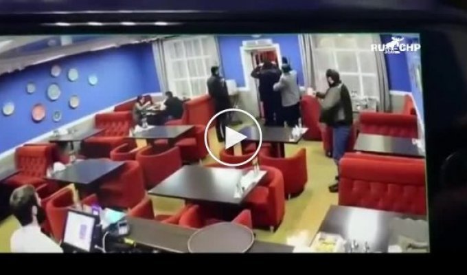Группа бородатых мужчин напала на посетителей саратовского кафе и устроила интерактивный тир
