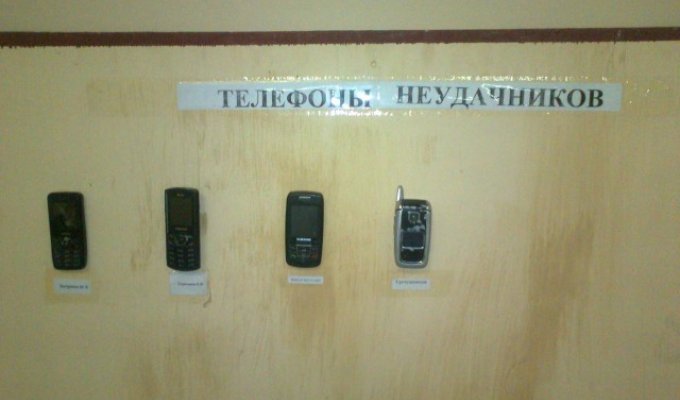 Как поступают с изъятыми у военнослужащих телефонами в российских воинских частях (10 фото)