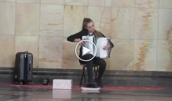 Баянистка - виртуоз! Музыкантка в метро Москва на станции Курская