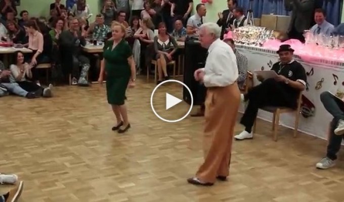 Начать танцевать буги-вуги никогда не поздно! Пожилая пара зажигает на танцевальном конкурсе