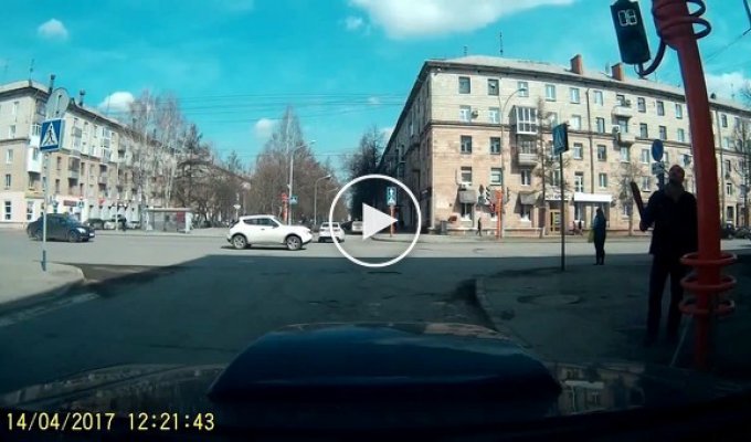В Кемерове светофор упал на дорогу