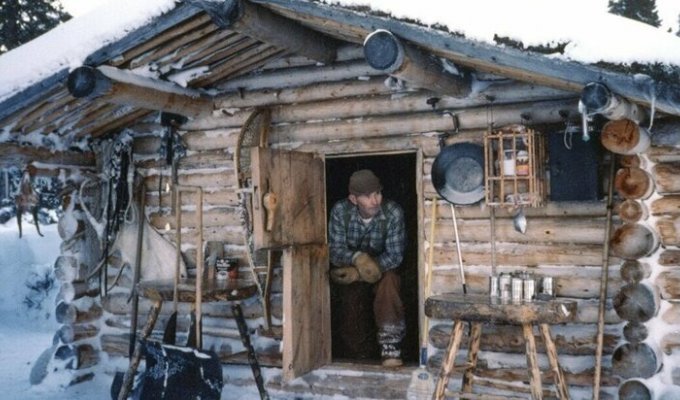 Уйдя на пенсию, Ричард Проеннек своими руками построил сруб и прожил на Аляске 30 лет (11 фото + 1 видео)